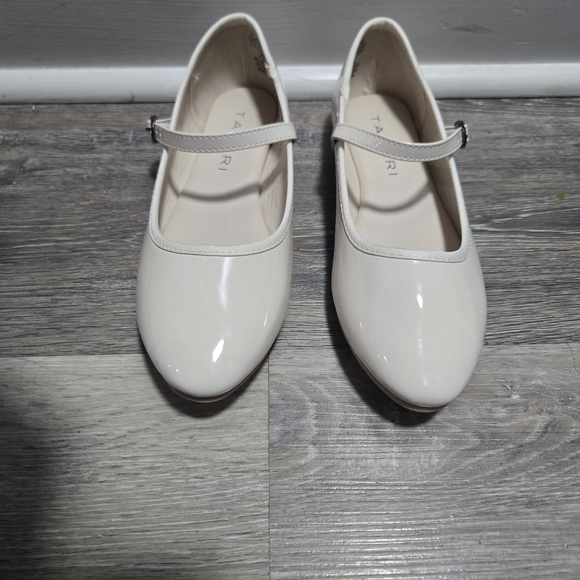 Tahari Shoes - Tahari Vienna Ivory Patent Ballet Flats Size 7
